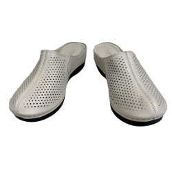 Klapki damskie na koturnie skórzane szare T.Sokolski L26-164