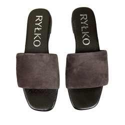 Brązowe damskie klapki na płaskim spodzie RYŁKO 0AGH2